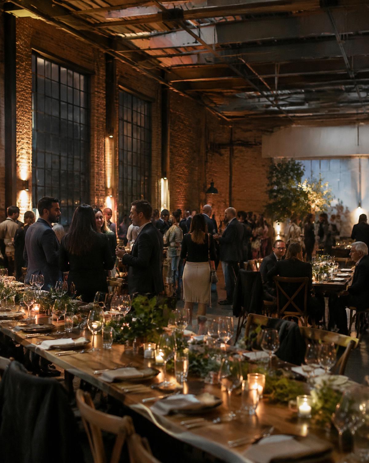 Recepción de un evento de empresa en un espacio industrial